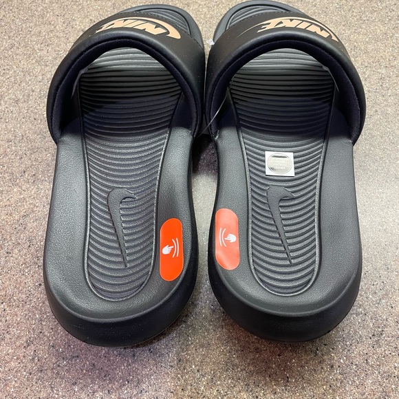 🆕 Nike Victori One Slide Black, Metallic Red Bronze, Women’s Size 8 - Picture 4 of 6